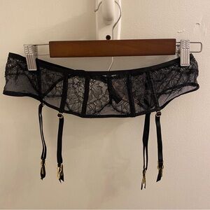NWT Victoria’s Secret Garter Belt Size M/L
